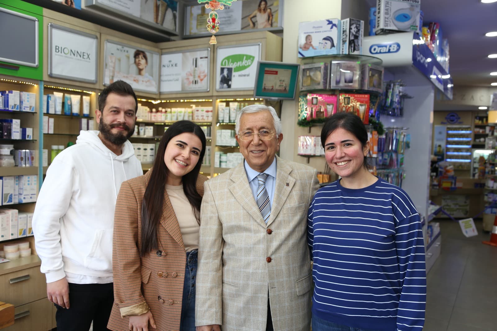 EN BÜYÜK AMACIM; BENDEN SONRAKİ NESİLLERE  MÜMKÜN OLDUĞU KADAR  AZ SORUNLU BİR ECZACILIK  MESLEĞİ BIRAKMAK