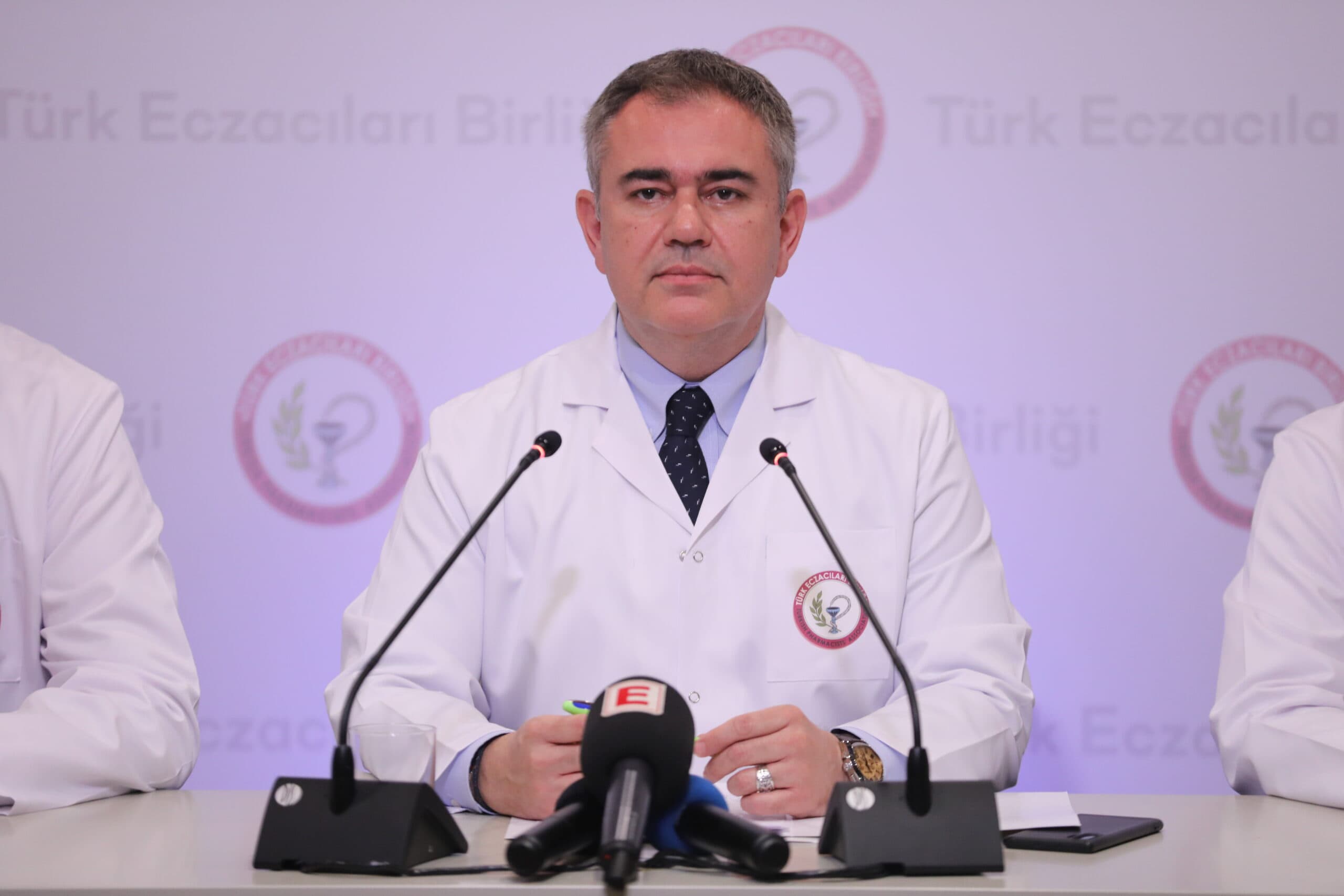 "TÜRK ECZACILARI BİRLİĞİ BAŞKANI ECZ. ARMAN ÜNEY: “YAŞANAN İLAÇ YOKLUKLARININ SORUMLUSU ECZACILAR DEĞİLDİR"  
